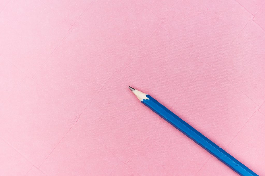 鉛筆とピンクの用紙